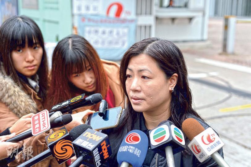 亞視新聞部編輯主任羅佩琼（前）於港台節目《香港家書》剖白被欠薪心聲，痛心亞視新聞公信力「雪崩般剝落」，慶幸員工仍然互相鼓勵，努力做好新聞工作。（葉家豪攝）