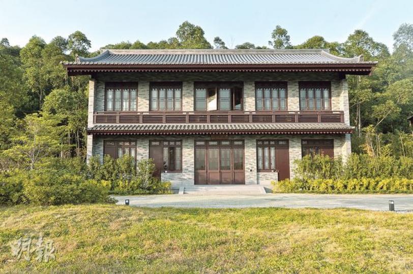 慈山寺西邊範圍有一組3幢「僧寮」,最西端的兩層高獨立屋(圖),一樓其中一間套房的洗手間屬高度設防,附近亦有閉路電視監察,但外觀與其他僧寮相近。(鄧宗弘攝) 慈山寺西邊範圍有一組3幢「僧寮」,最西端的兩層高獨立屋(圖),一樓其中一間套房的洗手間屬高度設防,附近亦有閉路電視監察,但外觀與其他僧寮相近。(鄧宗弘攝)