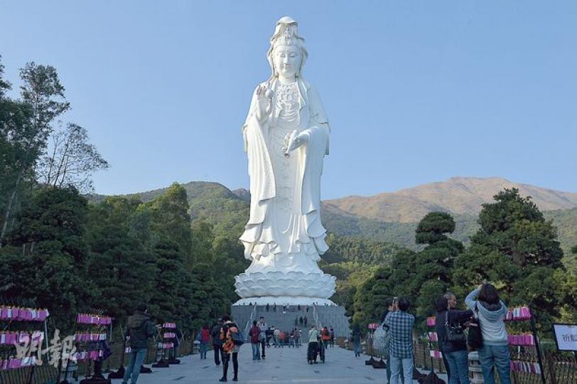 高76米的青銅觀音像是慈山寺標記,令該寺開放前已吸引市民在寺外駐足觀賞。(鄧宗弘攝)慈山寺開放當日,大雄寶殿內舉行「觀音吉祥法會」,供善信參拜。(鄧宗弘攝) 高76米的青銅觀音像是慈山寺標記,令該寺開放前已吸引市民在寺外駐足觀賞。(鄧宗弘攝)慈山寺開放當日,大雄寶殿內舉行「觀音吉祥法會」,供善信參拜。(鄧宗弘攝)