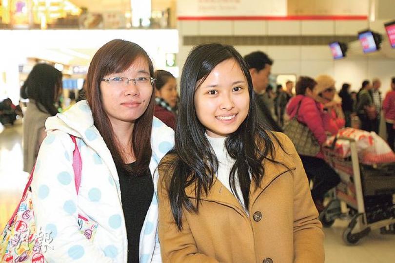 來自福建的張小姐(圖右)昨與友人首次乘搭亞航前往沙巴旅遊5天,家人表示擔心並要求她說明航班資料,但她說「不可能同一日有兩班航機失事」,決定如常出發。(伍浦鋒攝) 來自福建的張小姐(圖右)昨與友人首次乘搭亞航前往沙巴旅遊5天,家人表示擔心並要求她說明航班資料,但她說「不可能同一日有兩班航機失事」,決定如常出發。(伍浦鋒攝)