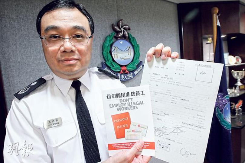 入境處助理處長(執法及遣送審理)馮伯豪表示,今年非中國籍非法入境者有1764人,較去年增約45%,主要來自越南及孟加拉,呼籲僱主要小心分辨他們的身分證明文件。(郭慶輝攝) 入境處助理處長(執法及遣送審理)馮伯豪表示,今年非中國籍非法入境者有1764人,較去年增約45%,主要來自越南及孟加拉,呼籲僱主要小心分辨他們的身分證明文件。(郭慶輝攝)