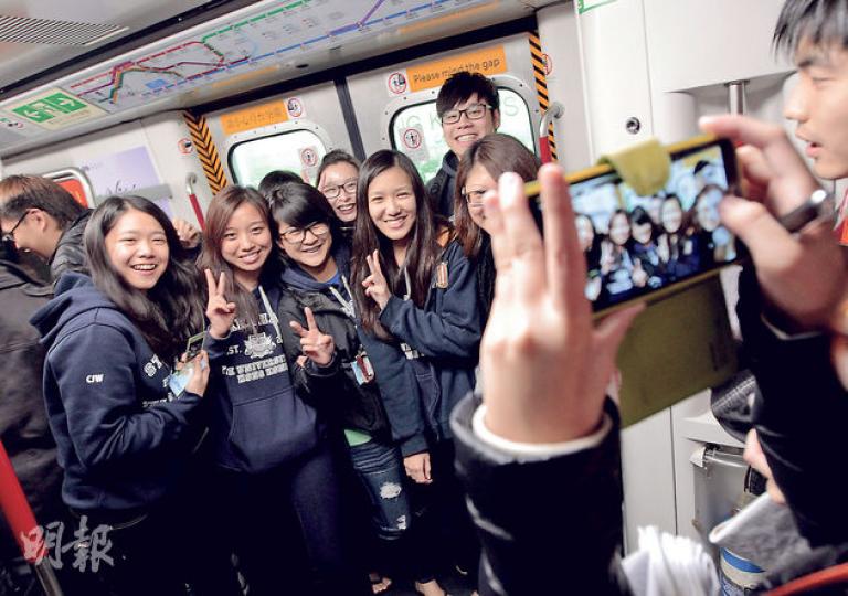 西延線昨通車,行經香港大學站,大批港大生專程試坐,並在車廂留影。(李澤彤攝)港鐵署理行政總裁梁國權(左)昨陪同乘客試坐早上6時從堅尼地城站開出的頭班車,並大打「親民牌」,與乘客傾談和送贈紀念品。(李澤彤攝)香港大學站C出口的隧道長達340米,本報記者需時近6分鐘才行畢全程,加上行人輸送帶(左)只供前往乘車的乘客單向使用,出站的乘客唯有徒步行走,有長者投訴不方便。(李澤彤攝)港大站只有8部出閘機、6部入閘機及2部闊閘機,分佈車站大堂左右兩邊,較其他港島線車站如炮台山站及太古站還要少,昨日下午一度出 西延線昨通車,行經香港大學站,大批港大生專程試坐,並在車廂留影。(李澤彤攝)港鐵署理行政總裁梁國權(左)昨陪同乘客試坐早上6時從堅尼地城站開出的頭班車,並大打「親民牌」,與乘客傾談和送贈紀念品。(李澤彤攝)香港大學站C出口的隧道長達340米,本報記者需時近6分鐘才行畢全程,加上行人輸送帶(左)只供前往乘車的乘客單向使用,出站的乘客唯有徒步行走,有長者投訴不方便。(李澤彤攝)港大站只有8部出閘機、6部入閘機及2部闊閘機,分佈車站大堂左右兩邊,較其他港島線車站如炮台山站及太古站還要少,昨日下午一度出