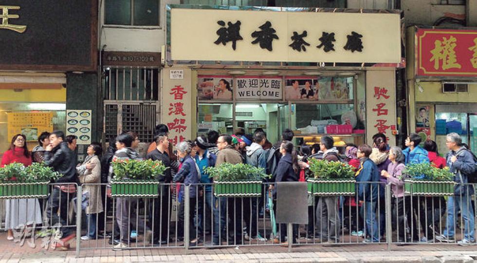 「西環三寶」之一的祥香茶餐廳昨傍晚大排長龍,不少食客表示因西延線通車慕名而來,亦有舊街坊說過往就算假日亦不用排隊。(陳顥之攝) 「西環三寶」之一的祥香茶餐廳昨傍晚大排長龍,不少食客表示因西延線通車慕名而來,亦有舊街坊說過往就算假日亦不用排隊。(陳顥之攝)