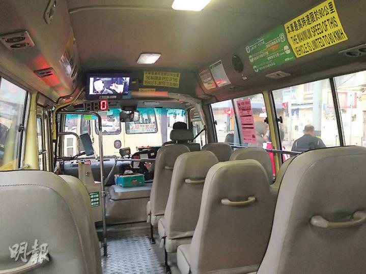記者昨傍晚由吉席街乘專線小巴54號到上環,車上並無其他乘客,小巴司機估計昨日小巴乘客量減少逾半。(陳顥之攝)(明報製圖) 記者昨傍晚由吉席街乘專線小巴54號到上環,車上並無其他乘客,小巴司機估計昨日小巴乘客量減少逾半。(陳顥之攝)(明報製圖)