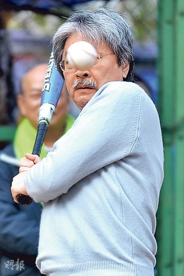 財政司長曾俊華昨日出席「沙田節」少年棒球賽決賽並主持開球禮,除了劍擊,原來曾俊華亦懂打棒球,成功兩次擊球,而圖中一次則落空。攝影記者捕捉了「球在臉上」的有趣一刻。(葉家豪攝) 財政司長曾俊華昨日出席「沙田節」少年棒球賽決賽並主持開球禮,除了劍擊,原來曾俊華亦懂打棒球,成功兩次擊球,而圖中一次則落空。攝影記者捕捉了「球在臉上」的有趣一刻。(葉家豪攝)