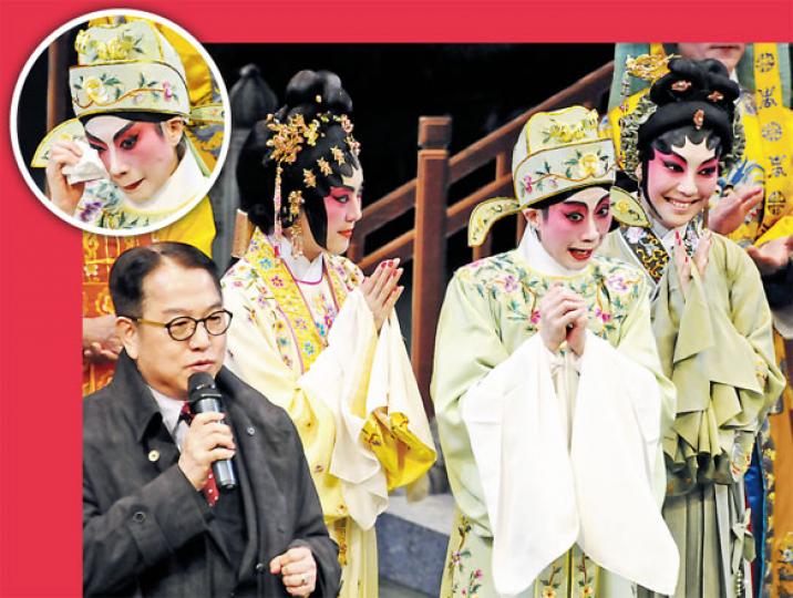 丘亞葵(左)指頭幾場阿刨狀態不佳,但感謝一班「刨迷」支持,阿刨聞言忍不住哭了,要用紙巾拭淚(圓圖),又不斷拱手多謝大家包容。(攝影/記者:陳釗)龍劍笙率兩位花旦李沛妍(左)及鄭雅琪(右)謝幕,戲迷則送上簽名感謝卡。(攝影/記者:陳釗)朱慧敏透露現在忙於其茶餐廳生意,收銀、賣麵包之餘,笑言連廁所也會去洗。(攝影/記者:陳釗) 丘亞葵(左)指頭幾場阿刨狀態不佳,但感謝一班「刨迷」支持,阿刨聞言忍不住哭了,要用紙巾拭淚(圓圖),又不斷拱手多謝大家包容。(攝影/記者:陳釗)龍劍笙率兩位花旦李沛妍(左)及鄭雅琪(右)謝幕,戲迷則送上簽名感謝卡。(攝影/記者:陳釗)朱慧敏透露現在忙於其茶餐廳生意,收銀、賣麵包之餘,笑言連廁所也會去洗。(攝影/記者:陳釗)