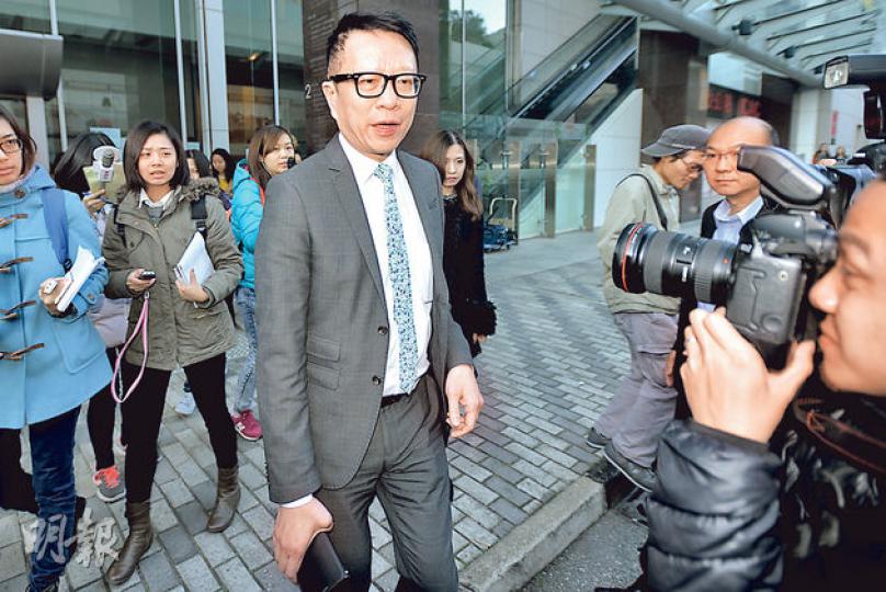 距離亞視員工有權按《僱傭條例》自動遣散只餘最後兩天,亞視執董葉家寶(中)昨四出奔走,先後向傳媒及員工代表公布今、明兩日先發放11月一半薪金,另一半則有望下月初發放。葉其後又於電台節目表示自己作為執董,對未能好好營運亞視感慚愧,感謝同事願共渡時艱。(葉家豪攝) 距離亞視員工有權按《僱傭條例》自動遣散只餘最後兩天,亞視執董葉家寶(中)昨四出奔走,先後向傳媒及員工代表公布今、明兩日先發放11月一半薪金,另一半則有望下月初發放。葉其後又於電台節目表示自己作為執董,對未能好好營運亞視感慚愧,感謝同事願共渡時艱。(葉家豪攝)