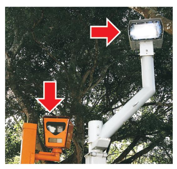 現場所見,林錦公路遭噴油刑事毁壞的快相機,鏡頭位置沾有白色油漆。(伍浦鋒攝) 現場所見,林錦公路遭噴油刑事毁壞的快相機,鏡頭位置沾有白色油漆。(伍浦鋒攝)