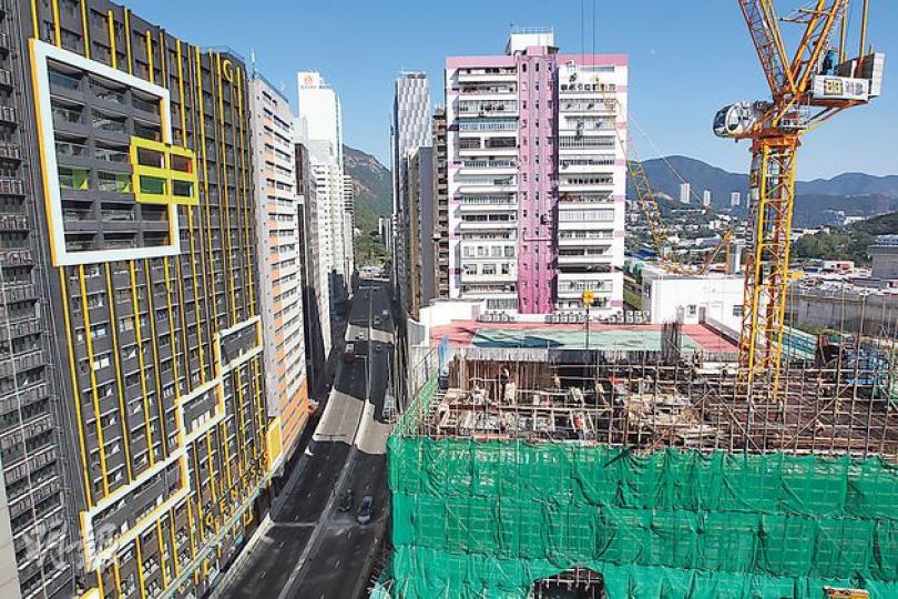 位於黃竹坑道、樓齡逾30年的好景工業大廈(左),活化成集藝術邨元素的商廈。建築設計師何周禮表示,為展現工廈的創意及活力,他在大廈外牆增設垂直金屬黃絲帶的懸吊式裝飾,以營造搶眼的視覺效果。(郭慶輝攝) 位於黃竹坑道、樓齡逾30年的好景工業大廈(左),活化成集藝術邨元素的商廈。建築設計師何周禮表示,為展現工廈的創意及活力,他在大廈外牆增設垂直金屬黃絲帶的懸吊式裝飾,以營造搶眼的視覺效果。(郭慶輝攝)