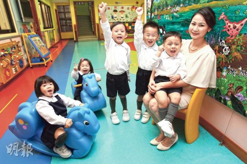林子琪校長指出,香港創價幼稚園非單純是外間所說的「只是快樂」的幼稚園。整個教學團隊用心設計令學生達至愉快兼有效學習的環境和配套,故學生都表現得十分開心。(林俊源攝)學生的「功課」證明了愉快學習不等於沒有學習效果。這本筆記簿上,學生自由記錄生活中所發生的大小事情,教師也會回應分享。學校不勉強學生寫字,當小朋友遇上不懂的字,家長會幫忙寫上,但記者看過他們的筆記簿,學生懂寫的字也真不少,林校長指這正是從興趣出發的成果。(林俊源攝)在進行組織及自選活動時,教師以繪本圖書為學生介紹未來一期的主題「世界」, 林子琪校長指出,香港創價幼稚園非單純是外間所說的「只是快樂」的幼稚園。整個教學團隊用心設計令學生達至愉快兼有效學習的環境和配套,故學生都表現得十分開心。(林俊源攝)學生的「功課」證明了愉快學習不等於沒有學習效果。這本筆記簿上,學生自由記錄生活中所發生的大小事情,教師也會回應分享。學校不勉強學生寫字,當小朋友遇上不懂的字,家長會幫忙寫上,但記者看過他們的筆記簿,學生懂寫的字也真不少,林校長指這正是從興趣出發的成果。(林俊源攝)在進行組織及自選活動時,教師以繪本圖書為學生介紹未來一期的主題「世界」,