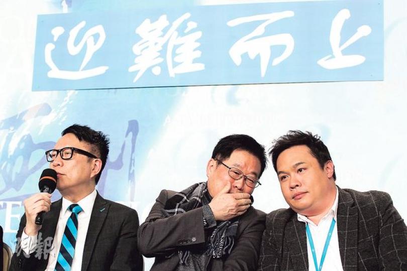 亞視拖糧問題未解決,執行董事葉家寶(左一)在記者會上多番稱「看到曙光」。高級副總裁劉瀾昌(中)則以「船長最後跳船」自喻,希望員工一起留守到最後,助理副總裁陳興昌(右)則希望新聞部員工繼續拼搏。(郭慶輝攝)(明報製圖) 亞視拖糧問題未解決,執行董事葉家寶(左一)在記者會上多番稱「看到曙光」。高級副總裁劉瀾昌(中)則以「船長最後跳船」自喻,希望員工一起留守到最後,助理副總裁陳興昌(右)則希望新聞部員工繼續拼搏。(郭慶輝攝)(明報製圖)
