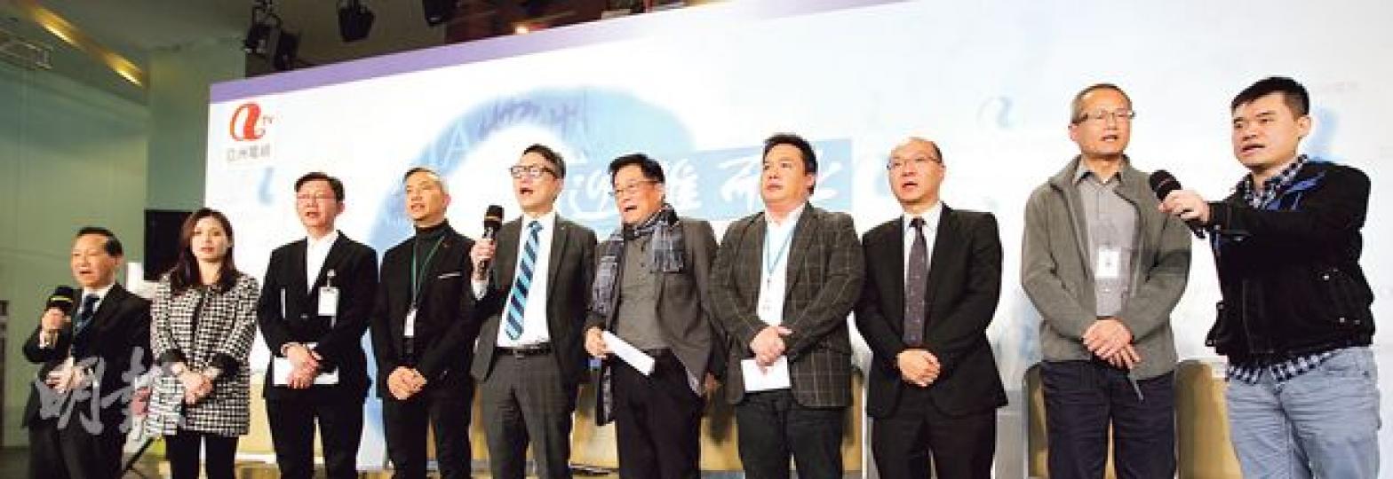 亞視8名管理層昨連同兩名「官方」安排的員工代表(左一及右一)會見傳媒,眾人聲言堅守到底,跟亞視渡過難關。(郭慶輝攝)(明報製圖) 亞視8名管理層昨連同兩名「官方」安排的員工代表(左一及右一)會見傳媒,眾人聲言堅守到底,跟亞視渡過難關。(郭慶輝攝)(明報製圖)