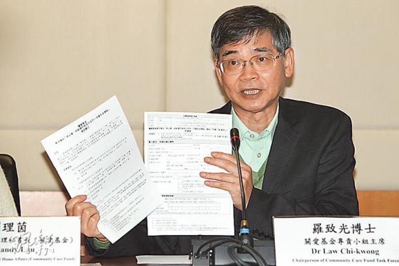扶貧委員會轄下關愛基金專責小組主席羅致光(圖)說,無意將「N無人士」的一次過津貼恆常化,但會構思有否其他合適方法協助。(林俊源攝) 扶貧委員會轄下關愛基金專責小組主席羅致光(圖)說,無意將「N無人士」的一次過津貼恆常化,但會構思有否其他合適方法協助。(林俊源攝)