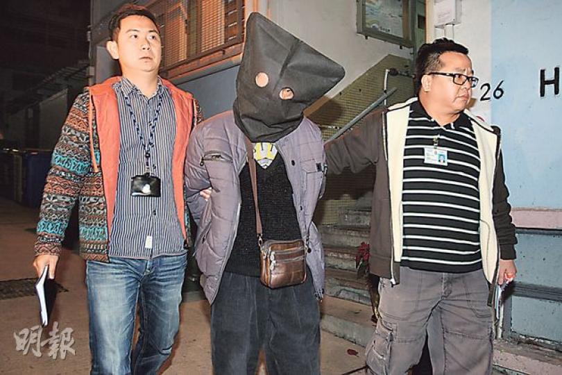 探員昨日傍晚將涉嫌拾錢不報被捕的68歲姓鍾老翁,黑布蒙頭押返其香港仔漁光邨寓所搜查,未發現涉案鈔票。(伍浦鋒攝)涉嫌拾錢不報的68歲姓鍾老翁,疑用拾獲的錢買新手機。探員將該部三星Note 3手機檢走作證物。(伍浦鋒攝) 探員昨日傍晚將涉嫌拾錢不報被捕的68歲姓鍾老翁,黑布蒙頭押返其香港仔漁光邨寓所搜查,未發現涉案鈔票。(伍浦鋒攝)涉嫌拾錢不報的68歲姓鍾老翁,疑用拾獲的錢買新手機。探員將該部三星Note 3手機檢走作證物。(伍浦鋒攝)