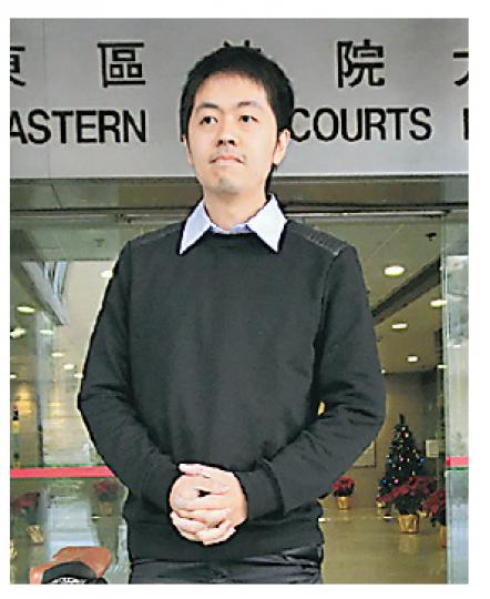 許智峯(圖)昨否認一項普通襲擊罪,他表示目前心情輕鬆,不擔心受案件影響。他回應記者提問後,踏單車離開法院。(張梓鈴攝) 許智峯(圖)昨否認一項普通襲擊罪,他表示目前心情輕鬆,不擔心受案件影響。他回應記者提問後,踏單車離開法院。(張梓鈴攝)