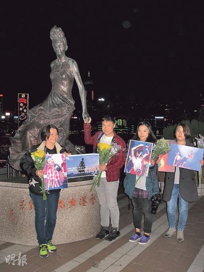 不少粉絲去到星光大道的梅艷芳銅像前緬懷偶像。(攝影/記者:孫慧莊、柯美)歌迷會成員到省善真堂拜祭,並預備了阿梅生前喜歡吃的食物。(攝影/記者:孫慧莊、柯美) 不少粉絲去到星光大道的梅艷芳銅像前緬懷偶像。(攝影/記者:孫慧莊、柯美)歌迷會成員到省善真堂拜祭,並預備了阿梅生前喜歡吃的食物。(攝影/記者:孫慧莊、柯美)
