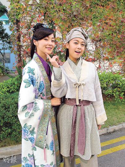 萬綺雯(左)和反串男裝的黃心穎(右)為新劇《東坡家事》開工。(攝影/記者﹕陳釗) 萬綺雯(左)和反串男裝的黃心穎(右)為新劇《東坡家事》開工。(攝影/記者﹕陳釗)