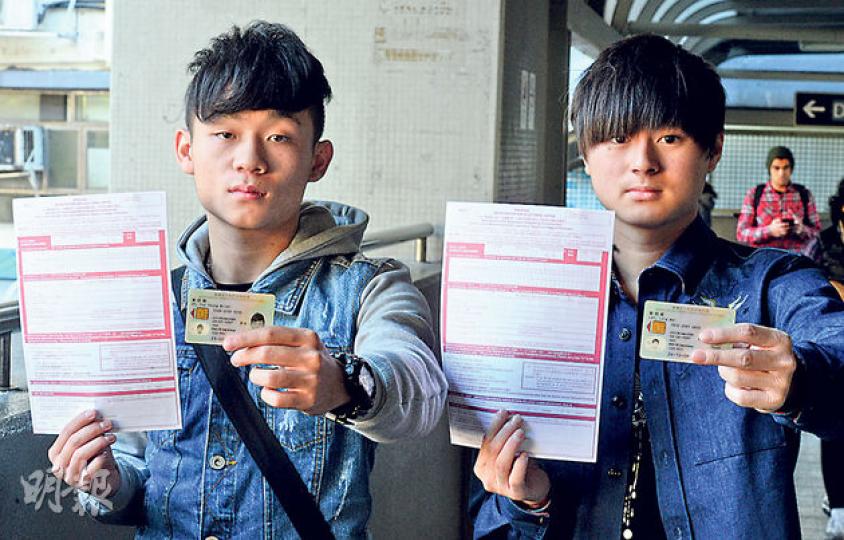 今年18歲的中六生葉梓聰(左)和黎朗維(右),雖然同樣參與佔領行動不足一周,但不約而同表明當今年滿18歲取得成人身分證後,會立即登記做選民,履行公民責任。(劉焌陶攝) 今年18歲的中六生葉梓聰(左)和黎朗維(右),雖然同樣參與佔領行動不足一周,但不約而同表明當今年滿18歲取得成人身分證後,會立即登記做選民,履行公民責任。(劉焌陶攝)