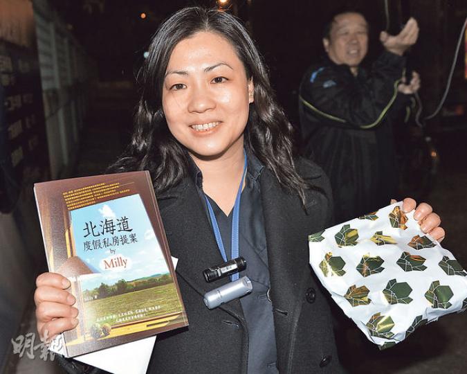 亞視拖欠員工11月薪金,今天剛滿1個月。過去10天代表部分員工發言的新聞部編輯主任羅佩琼,決意今日「自動遣散」。昨日她最後一天上班,自言心情平靜但不捨,有同事則送上禮物,包括一本北海道旅遊書。(葉家豪攝) 亞視拖欠員工11月薪金,今天剛滿1個月。過去10天代表部分員工發言的新聞部編輯主任羅佩琼,決意今日「自動遣散」。昨日她最後一天上班,自言心情平靜但不捨,有同事則送上禮物,包括一本北海道旅遊書。(葉家豪攝)