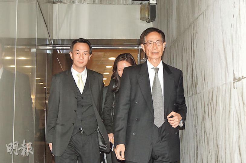 以粉筆在「連儂牆」上畫花的14 歲女童昨於高院的保釋申請由資深大律師李柱銘(右)及大律師潘熙(左)代表,兩人在庭外均沒有回應記者的提問。(林俊源攝) 以粉筆在「連儂牆」上畫花的14 歲女童昨於高院的保釋申請由資深大律師李柱銘(右)及大律師潘熙(左)代表,兩人在庭外均沒有回應記者的提問。(林俊源攝)
