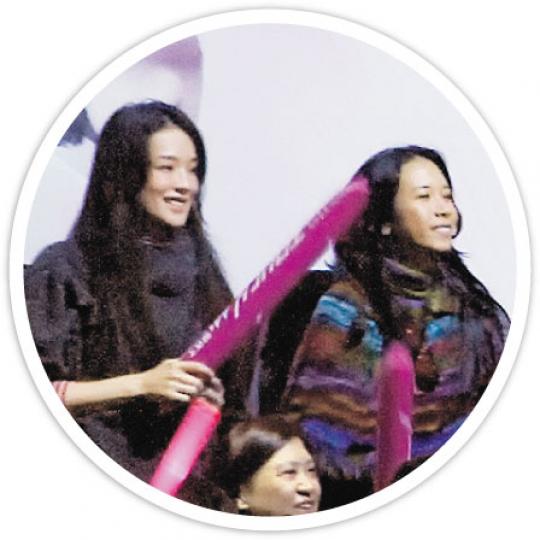 舒淇(左)、莫文蔚(右)在台下排排坐一起睇騷,不時有講有笑。(攝影﹕娛樂組) 舒淇(左)、莫文蔚(右)在台下排排坐一起睇騷,不時有講有笑。(攝影﹕娛樂組)