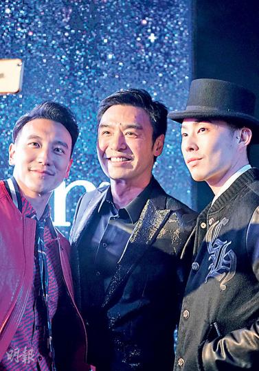 吳建豪與鍾鎮濤、王陽明玩自拍時也顯得心事重重,木無表情。(微博圖片) 吳建豪與鍾鎮濤、王陽明玩自拍時也顯得心事重重,木無表情。(微博圖片)