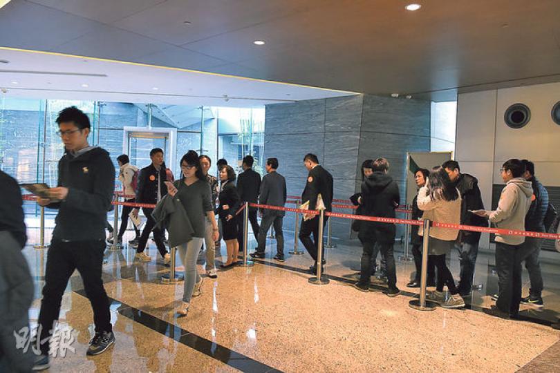 新地東涌東環昨日下午5時截止登記,至接近截票時間時,仍有不少準買家排隊等候進入售樓處,希望趕上「入票尾班車」。(陳淑安攝) 新地東涌東環昨日下午5時截止登記,至接近截票時間時,仍有不少準買家排隊等候進入售樓處,希望趕上「入票尾班車」。(陳淑安攝)
