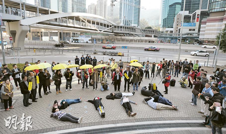 昨有30多名市民響應網民號召,重返金鐘政府總部對出的「連儂牆」,聲援早前在牆上以粉筆畫花被捕的14歲女童。有市民躺地砌成「CY(特首梁振英)下台」字樣,抗議被禁止在「連儂牆」上寫字。(盧翊銘攝)警方雖在「連儂牆」拉起膠帶不准人行近,但有市民走上樓梯,展示「我要真普選」的標語。(盧翊銘攝)在連儂牆以粉筆畫花14歲女童前日獲准保釋,現要遵守宵禁令,晚上不能外出。她表示,會繼續支持佔領運動。(林智傑攝)圖中的中年女子用粉筆在「連儂牆」寫上「我要真普選」等字句,隨即被警方包圍及阻止,警方要求她出示身分證 昨有30多名市民響應網民號召,重返金鐘政府總部對出的「連儂牆」,聲援早前在牆上以粉筆畫花被捕的14歲女童。有市民躺地砌成「CY(特首梁振英)下台」字樣,抗議被禁止在「連儂牆」上寫字。(盧翊銘攝)警方雖在「連儂牆」拉起膠帶不准人行近,但有市民走上樓梯,展示「我要真普選」的標語。(盧翊銘攝)在連儂牆以粉筆畫花14歲女童前日獲准保釋,現要遵守宵禁令,晚上不能外出。她表示,會繼續支持佔領運動。(林智傑攝)圖中的中年女子用粉筆在「連儂牆」寫上「我要真普選」等字句,隨即被警方包圍及阻止,警方要求她出示身分證