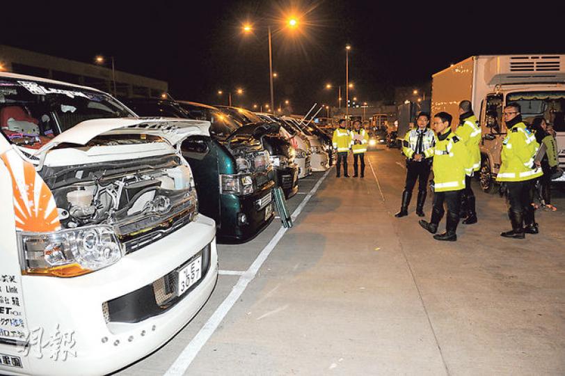 10多輛客貨車在將軍澳駿宏街露天停車場響號慶祝元旦,惹來警方截查,其中4輛涉嫌非法改裝,被即場拖走。(蔡方山攝) 10多輛客貨車在將軍澳駿宏街露天停車場響號慶祝元旦,惹來警方截查,其中4輛涉嫌非法改裝,被即場拖走。(蔡方山攝)