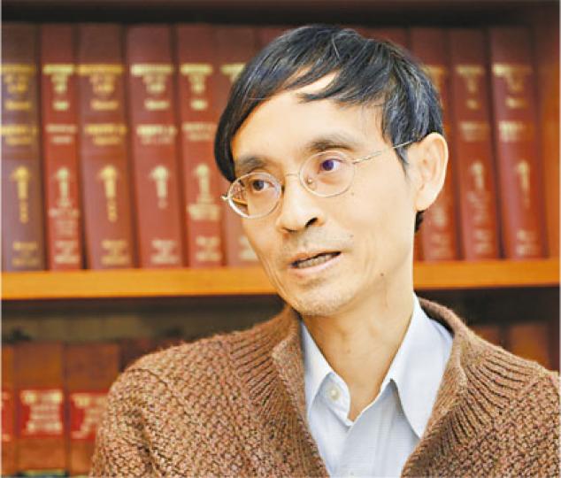 基本法委員會委員陳弘毅表示,對政改可獲通過不感樂觀。他說,近日提出的政改建議並沒有跟中央溝通,只是綜合社會各方意見提出。(黃志東攝)港大社會工作及社會行政學系副教授羅致光表示,香港政府有責任提出一個在8•31框架下,最大民主化的方案。港府在提出方案後,若泛民主派不接受,就是泛民主派的責任。(葉家豪攝) 基本法委員會委員陳弘毅表示,對政改可獲通過不感樂觀。他說,近日提出的政改建議並沒有跟中央溝通,只是綜合社會各方意見提出。(黃志東攝)港大社會工作及社會行政學系副教授羅致光表示,香港政府有責任提出一個在8•31框架下,最大民主化的方案。港府在提出方案後,若泛民主派不接受,就是泛民主派的責任。(葉家豪攝)