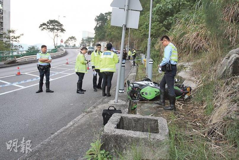 持電單車學牌的青年駕駛借來的簇新電單車,在穗禾路落斜彎位失控,撞向路邊鐵柱,送院搶救後不治,警方事後封鎖意外路段調查。(伍浦鋒攝) 持電單車學牌的青年駕駛借來的簇新電單車,在穗禾路落斜彎位失控,撞向路邊鐵柱,送院搶救後不治,警方事後封鎖意外路段調查。(伍浦鋒攝)