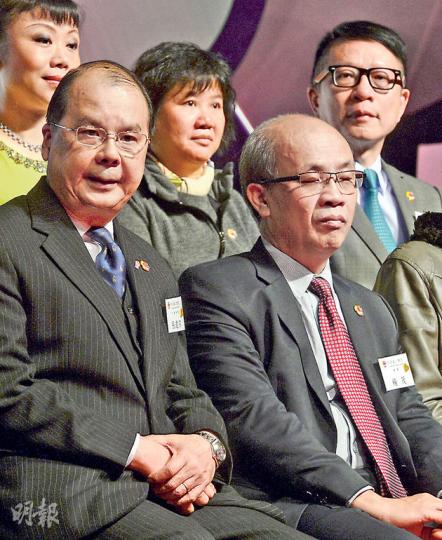 勞工處票控亞視欠薪後翌日,勞福局長張建宗(前排左)及亞視執行董事葉家寶(後排右)昨同場出席活動,張其後表示已親口提醒葉其責任,以及一定要處理亞視的資金問題。(劉焌陶攝)對於亞視拖欠員工薪金,勞工及福利局長張建宗(左)昨強調關注大家的焦慮,並表示關心亞視員工。被拖薪的亞視新聞部員工(右)昨仍繼續採訪,包括向張建宗跟進欠薪一事。(劉焌陶攝)(明報製圖) 勞工處票控亞視欠薪後翌日,勞福局長張建宗(前排左)及亞視執行董事葉家寶(後排右)昨同場出席活動,張其後表示已親口提醒葉其責任,以及一定要處理亞視的資金問題。(劉焌陶攝)對於亞視拖欠員工薪金,勞工及福利局長張建宗(左)昨強調關注大家的焦慮,並表示關心亞視員工。被拖薪的亞視新聞部員工(右)昨仍繼續採訪,包括向張建宗跟進欠薪一事。(劉焌陶攝)(明報製圖)