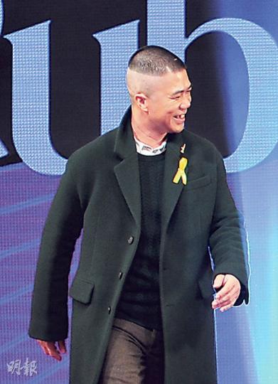 泥鯭心口戴上黃絲帶。(攝影:鍾偉茵、孫華中、梁迺楠)會場外有市民撐起雨傘支持何韻詩等。(攝影:鍾偉茵、孫華中、梁迺楠)場內亦有觀眾舉起牌支持《撐起雨傘》。(攝影:鍾偉茵、孫華中、梁迺楠) 泥鯭心口戴上黃絲帶。(攝影:鍾偉茵、孫華中、梁迺楠)會場外有市民撐起雨傘支持何韻詩等。(攝影:鍾偉茵、孫華中、梁迺楠)場內亦有觀眾舉起牌支持《撐起雨傘》。(攝影:鍾偉茵、孫華中、梁迺楠)