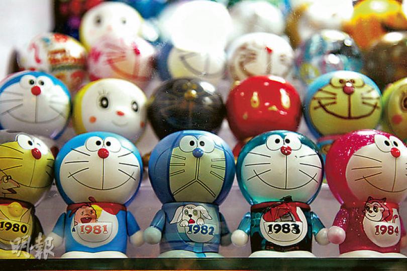 自80年代起陪伴港人的,除了這個身高只有129.3厘米的藍色機械貓,還有聲演叮噹一角的林保全;自此只要「叮噹嚟啦」,保全叔的聲音就在港人的腦海中迴響。(林俊源攝)灣仔一間影音店出售全套1至96集《多啦A夢》電視卡通片集及20套大長篇電影DVD,齊整陳列在店內當眼位置,老闆秋生慨嘆保全叔離世代表又一資深配音員離開,短期無人可取代其位置。(余俊亮攝) 自80年代起陪伴港人的,除了這個身高只有129.3厘米的藍色機械貓,還有聲演叮噹一角的林保全;自此只要「叮噹嚟啦」,保全叔的聲音就在港人的腦海中迴響。(林俊源攝)灣仔一間影音店出售全套1至96集《多啦A夢》電視卡通片集及20套大長篇電影DVD,齊整陳列在店內當眼位置,老闆秋生慨嘆保全叔離世代表又一資深配音員離開,短期無人可取代其位置。(余俊亮攝)