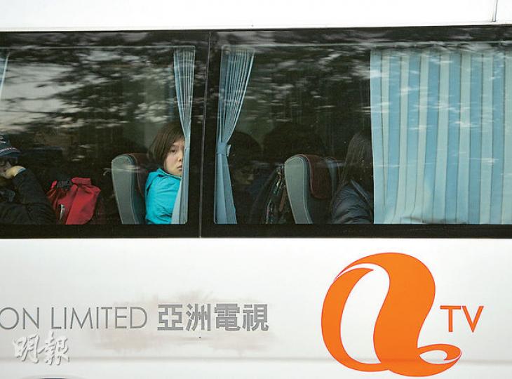 亞視表示,截至昨早有逾九成半員工留職,以此推算因拖糧自動遣散的員工最少約30人。記者昨日仍見亞視員工乘坐公司穿梭巴士上、下班(圖);消息指出,亞視各部門均有零星自動遣散個案,在欠薪事件中走得較前的新聞部則有數人離職。(盧翊銘攝) 亞視表示,截至昨早有逾九成半員工留職,以此推算因拖糧自動遣散的員工最少約30人。記者昨日仍見亞視員工乘坐公司穿梭巴士上、下班(圖);消息指出,亞視各部門均有零星自動遣散個案,在欠薪事件中走得較前的新聞部則有數人離職。(盧翊銘攝)