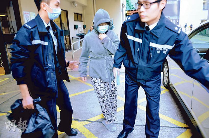 昏迷的男嬰由外婆陪同送院,其後不治。外婆(中)之後隨警員返回涉事單位調查。 (蔡方山攝) 昏迷的男嬰由外婆陪同送院,其後不治。外婆(中)之後隨警員返回涉事單位調查。 (蔡方山攝)