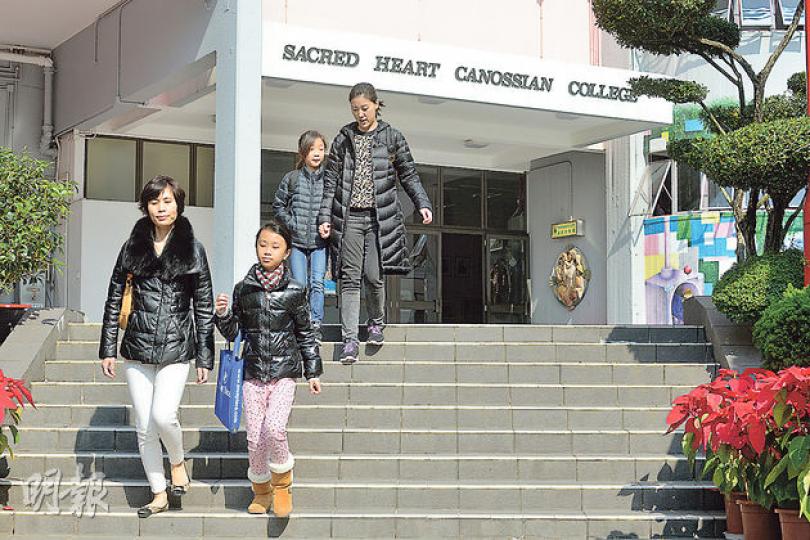 位於薄扶林的嘉諾撒聖心書院今年首度把58個中一自行分配學位開放予非直屬小學學生申請,令兩間直屬小學的小六生再無「特權」,部分家長昨晨攜同女兒到該校報名。(黃志東攝)女兒就讀嘉諾撒聖心書院直屬小學的黎太(圖)稱,尊重校方今年把中一自行分配學位撥作公開申請,並指正好讓女兒適應競爭環境,「現在社會競爭愈來愈大,女兒應要逐漸接受現實就是這樣」。(黃志東攝) 位於薄扶林的嘉諾撒聖心書院今年首度把58個中一自行分配學位開放予非直屬小學學生申請,令兩間直屬小學的小六生再無「特權」,部分家長昨晨攜同女兒到該校報名。(黃志東攝)女兒就讀嘉諾撒聖心書院直屬小學的黎太(圖)稱,尊重校方今年把中一自行分配學位撥作公開申請,並指正好讓女兒適應競爭環境,「現在社會競爭愈來愈大,女兒應要逐漸接受現實就是這樣」。(黃志東攝)