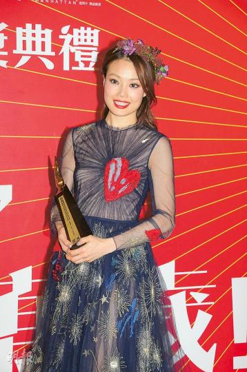 容祖兒表示容媽媽(下圖)去年發現患上第三期癌症,幸已戰勝病魔。(攝影:梁迺楠、孫華中)張敬軒相信歌手們想起過去幾個月的暴力事件畫面,才一臉嚴肅。(攝影:梁迺楠、孫華中) 容祖兒表示容媽媽(下圖)去年發現患上第三期癌症,幸已戰勝病魔。(攝影:梁迺楠、孫華中)張敬軒相信歌手們想起過去幾個月的暴力事件畫面,才一臉嚴肅。(攝影:梁迺楠、孫華中)