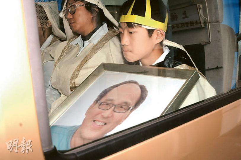 著名攝影師陳國雄昨日出殯,遺孀與手捧父親遺照的兒子一臉哀傷。(攝影/記者:陳釗)陳國雄女兒(左一)難掩痛失至親之情,哭至鼻頭通紅。(攝影/記者:陳釗)陳木勝(左)及劉偉強送別高佬,神情肅穆。(攝影/記者:陳釗) 著名攝影師陳國雄昨日出殯,遺孀與手捧父親遺照的兒子一臉哀傷。(攝影/記者:陳釗)陳國雄女兒(左一)難掩痛失至親之情,哭至鼻頭通紅。(攝影/記者:陳釗)陳木勝(左)及劉偉強送別高佬,神情肅穆。(攝影/記者:陳釗)