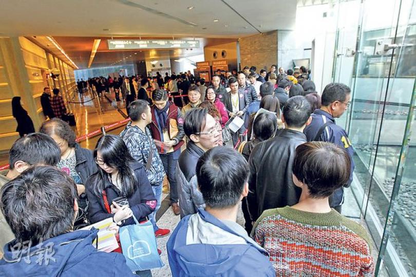 新地昨日發售東涌東環首批300個單位,早於上午8時多已有大批買家到場準備登記,而整批單位亦於日內順利沽清。(李紹昌攝)長洲居民彭先生昨日以約500萬元購入東環一個兩房單位,他表示現時樓價十分瘋狂,但由於即將結婚,故都要入市。他又表示,雖然項目位置較遠,但當資金較少,並不能選擇太多,唯有將價就貨。(李紹昌攝)90後買家潘先生稱,在家人支付半成首期作新年禮物下,以450萬元購買東環一個兩房戶,他表示,雖然項目位於東涌,但距離工作的屯門區只需一程船,故實際上不算太遠。(李紹昌攝)原居於同區映灣園的退休 新地昨日發售東涌東環首批300個單位,早於上午8時多已有大批買家到場準備登記,而整批單位亦於日內順利沽清。(李紹昌攝)長洲居民彭先生昨日以約500萬元購入東環一個兩房單位,他表示現時樓價十分瘋狂,但由於即將結婚,故都要入市。他又表示,雖然項目位置較遠,但當資金較少,並不能選擇太多,唯有將價就貨。(李紹昌攝)90後買家潘先生稱,在家人支付半成首期作新年禮物下,以450萬元購買東環一個兩房戶,他表示,雖然項目位於東涌,但距離工作的屯門區只需一程船,故實際上不算太遠。(李紹昌攝)原居於同區映灣園的退休