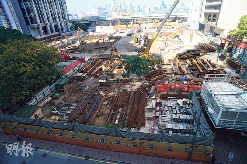 長實11年以逾62億元投得油街地皮,將建7幢建築物,總樓面逾75萬方呎。(劉焌陶攝) 長實11年以逾62億元投得油街地皮,將建7幢建築物,總樓面逾75萬方呎。(劉焌陶攝)