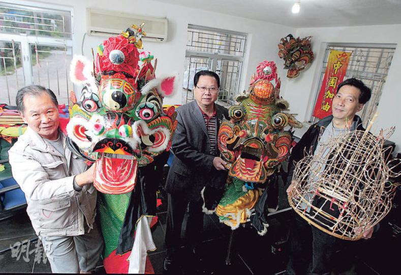 下洋村村長劉錦棠(中)捧着的舊麒麟頭有20多年歷史,顏色不及78歲老師傅劉錫珍(左)捧起的新派麒麟頭鮮艷,其頭角畫上代表道家的太極陰陽兩儀。上洋村村長劉敏財(右)捧着的是由竹篾紮成的麒麟頭雛形。(李澤彤攝)(明報製圖) 下洋村村長劉錦棠(中)捧着的舊麒麟頭有20多年歷史,顏色不及78歲老師傅劉錫珍(左)捧起的新派麒麟頭鮮艷,其頭角畫上代表道家的太極陰陽兩儀。上洋村村長劉敏財(右)捧着的是由竹篾紮成的麒麟頭雛形。(李澤彤攝)(明報製圖)