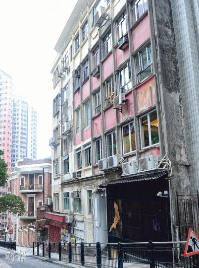 衛城道活倫大廈地下商舖最近成為了日式食肆(黑色舖面),並獲得酒牌,但該大廈地契不准賣酒,惟該商舖在獲批准酒牌後始向地政處申請豁免地契條款,豁免最終獲批,惹來業主關注。(劉焌陶攝) 衛城道活倫大廈地下商舖最近成為了日式食肆(黑色舖面),並獲得酒牌,但該大廈地契不准賣酒,惟該商舖在獲批准酒牌後始向地政處申請豁免地契條款,豁免最終獲批,惹來業主關注。(劉焌陶攝)