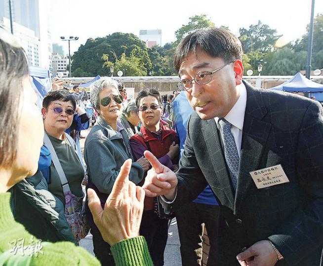 活雞批發商因打鼓嶺檢查站不准落地分流而拒在此分銷活雞,雞農昨提出車過車分流方案,食衛局長高永文(右)昨承諾積極考慮,他又說不贊成「活雞佔中」的激烈行為,指此舉違反牌照條件。(李紹昌攝) 活雞批發商因打鼓嶺檢查站不准落地分流而拒在此分銷活雞,雞農昨提出車過車分流方案,食衛局長高永文(右)昨承諾積極考慮,他又說不贊成「活雞佔中」的激烈行為,指此舉違反牌照條件。(李紹昌攝)