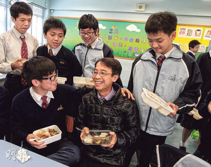 基督教聖約教會堅樂中學教師陳式豪(前中)深受學生愛戴,午膳時間都會在課室跟學生一同吃飯,大家無所不談,氣氛歡樂。(李澤彤攝) 基督教聖約教會堅樂中學教師陳式豪(前中)深受學生愛戴,午膳時間都會在課室跟學生一同吃飯,大家無所不談,氣氛歡樂。(李澤彤攝)