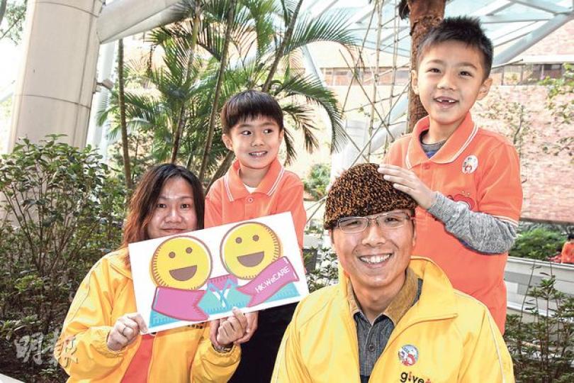 何太(左)和陳先生(右)的兒子同樣6歲,各有一年半義工經驗。兩家長都以身作則,一有時間便會帶同兒子參與社區服務。何太認為兒子能在服務有需要的人當中,了解到自己身在福中,有助培養他們正確的價值觀。(林俊源攝) 何太(左)和陳先生(右)的兒子同樣6歲,各有一年半義工經驗。兩家長都以身作則,一有時間便會帶同兒子參與社區服務。何太認為兒子能在服務有需要的人當中,了解到自己身在福中,有助培養他們正確的價值觀。(林俊源攝)