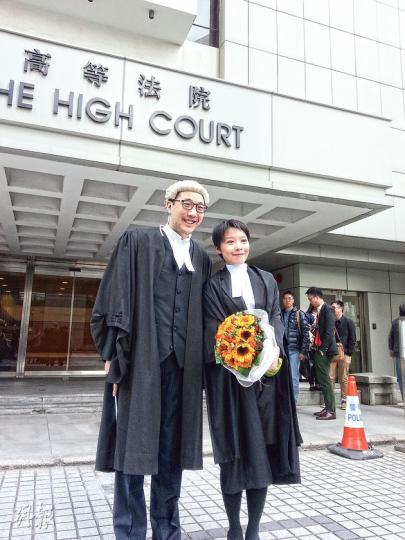 曾任佔中義工的陳玉峰(右)昨正式獲法庭接納成為律師,旁為代表她提出申請的師父大律師李律仁。(陳倢朗攝) 曾任佔中義工的陳玉峰(右)昨正式獲法庭接納成為律師,旁為代表她提出申請的師父大律師李律仁。(陳倢朗攝)