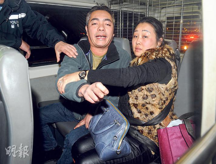 平治房車的中年男司機接受酒精呼氣測試錄得超標逾4倍的數據,被帶上警車時情緒激動指罵記者。(蔡方山攝) 平治房車的中年男司機接受酒精呼氣測試錄得超標逾4倍的數據,被帶上警車時情緒激動指罵記者。(蔡方山攝)