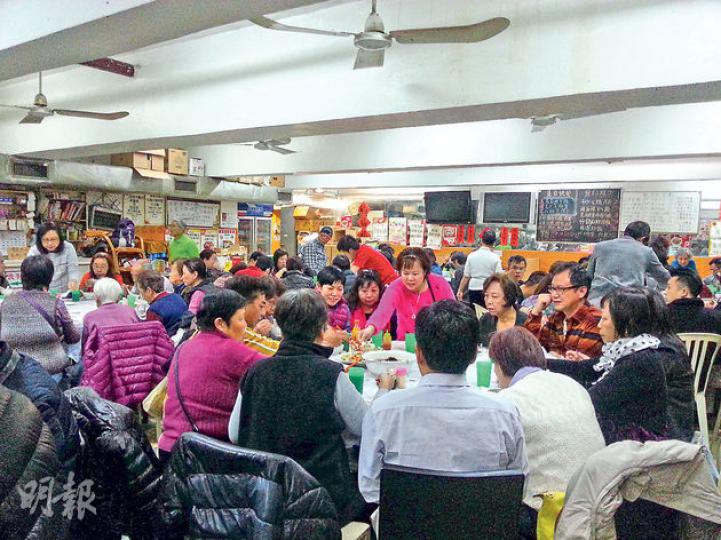 沙田居民協會與區議員、新千熺食堂合作舉辦蛇宴,但該工廈食堂牌照規定,只准大廈員工使用食堂,但記者日前出席蛇宴,見約有10圍,街坊帶同親友約百人到場,相信大部分非該工廈員工。(岑詠欣攝) 沙田居民協會與區議員、新千熺食堂合作舉辦蛇宴,但該工廈食堂牌照規定,只准大廈員工使用食堂,但記者日前出席蛇宴,見約有10圍,街坊帶同親友約百人到場,相信大部分非該工廈員工。(岑詠欣攝)