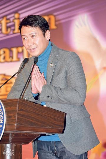 黎明致辭時雙手合十。(攝影﹕鍾偉茵) 黎明致辭時雙手合十。(攝影﹕鍾偉茵)